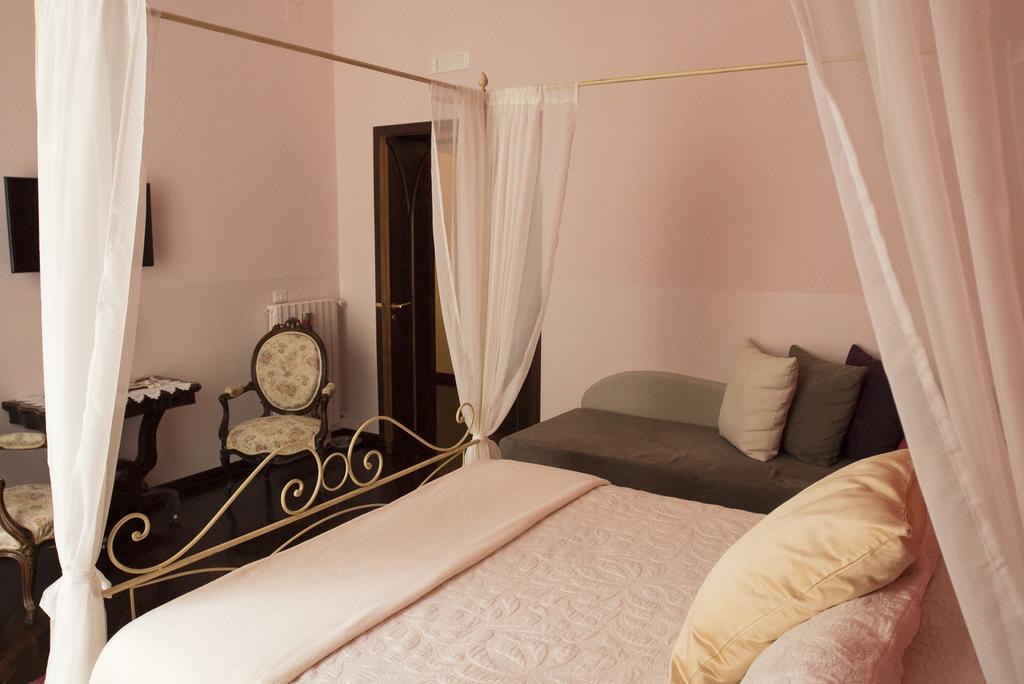 B&B Domus Garibaldi Salerno Bagian luar foto